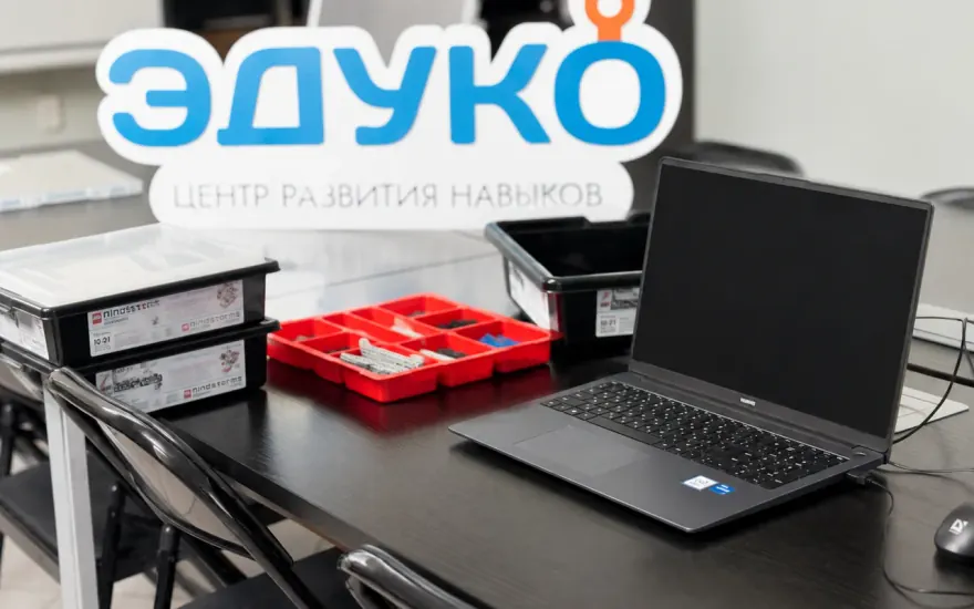 Робот рядом с ноутбуком: собранную модель здесь же подключают и программируют