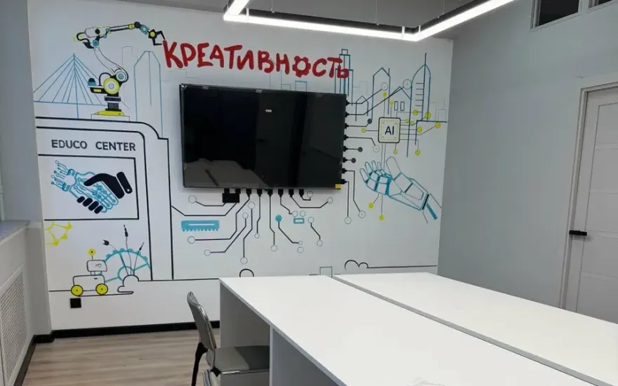 Эдуко Вторая речка: класс с панелью и фирменной стеной