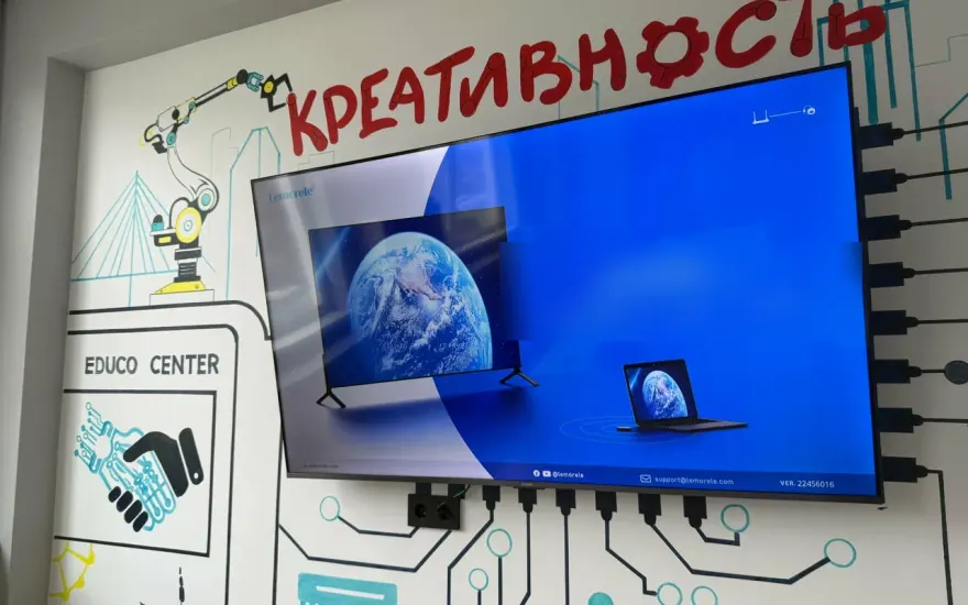 Эдуко Вторая речка: фирменная стена «Креативность» с большой панелью