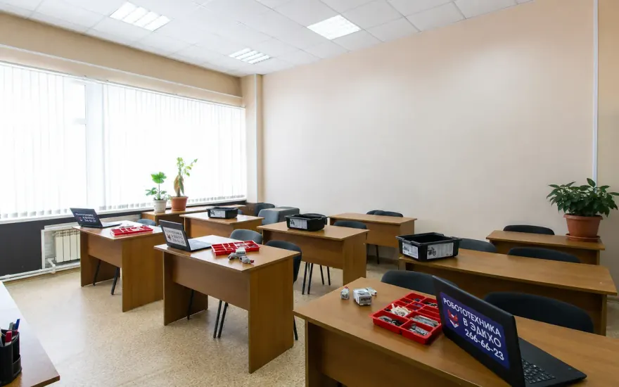Эдуко Тихая: класс с ноутбуками и наборами на столах